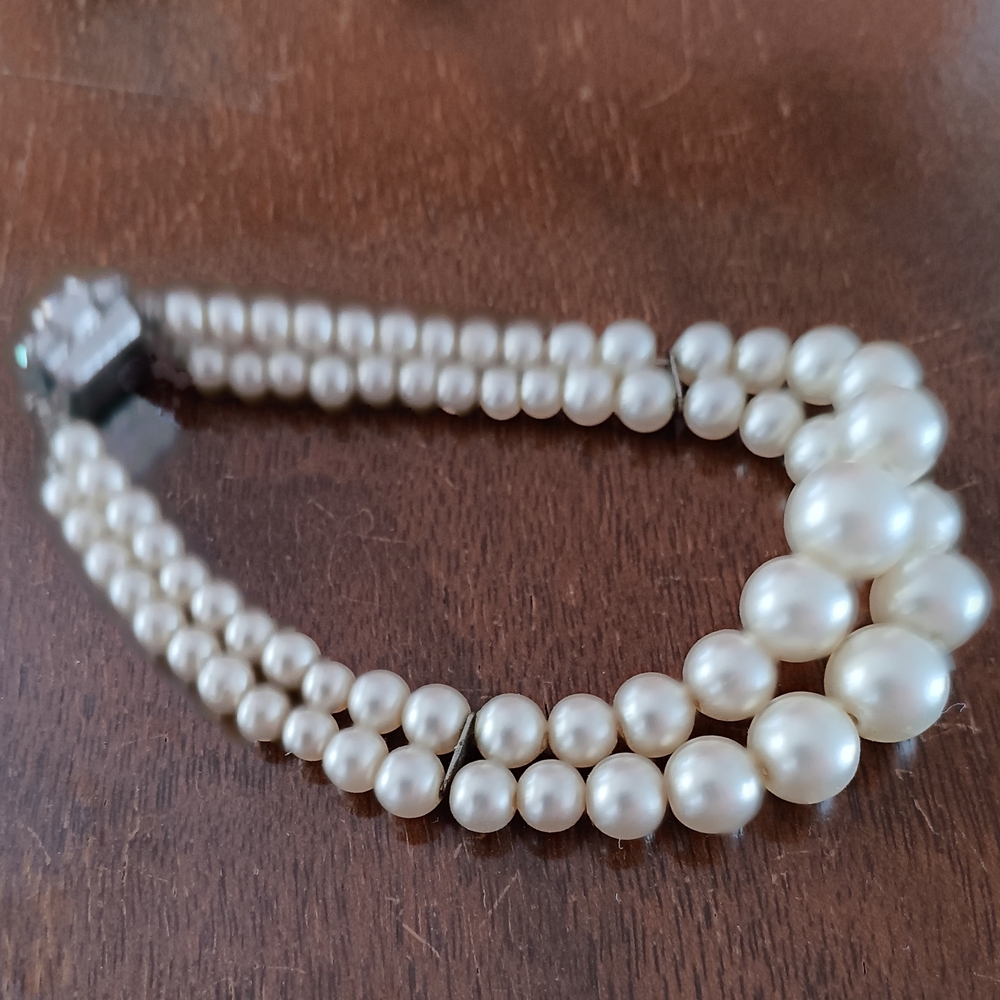 Elegant Pearl Bracelet with Silver Clasp - Picture 6 of 9